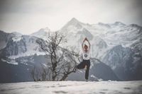 Yoga am Berg im Winter